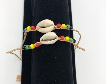 Zwei Freundschaftsarmbänder Glasperlen und Muscheln verzierte Armbänder aus Handarbeit