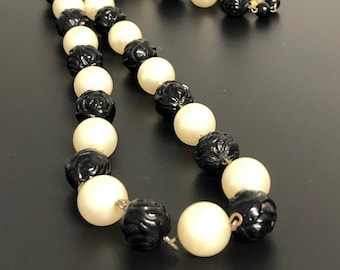 Schwarze Rosenknospen Halskette Wundervolle Original Vintage 1940s-50s weiße und schwarze Glasperlen verzierte Collier Kette, selten