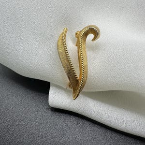 Broche con inicial de la letra V, noble metal bañado en oro mate cepillado, joyería vintage de los años 80