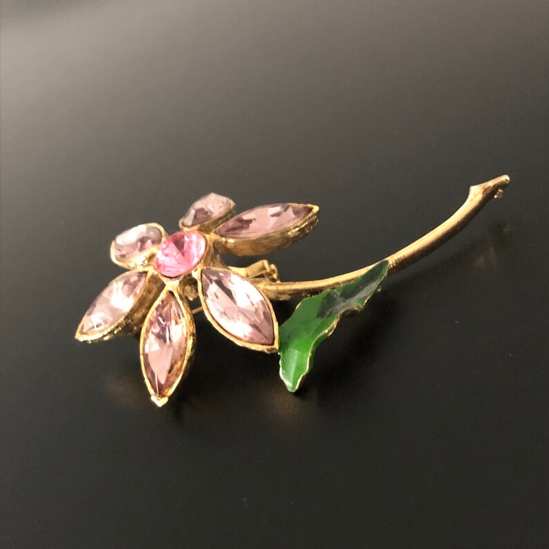 Flieder lila Brosche vergoldete und an den Blättern emaillierte Flieder Farbe Navette Kristall Strass verzierte Vintage 1960s Blumen Brosche Bild 6