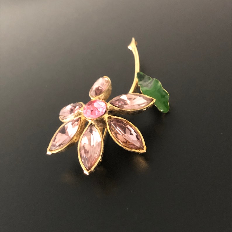 Flieder lila Brosche vergoldete und an den Blättern emaillierte Flieder Farbe Navette Kristall Strass verzierte Vintage 1960s Blumen Brosche Bild 2