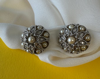 Pearl rhinestone ear clips vintage 1980s clip earrings 2.4 cm Ø