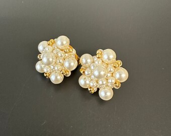 Vintage Cluster Ohrclips weiße faux Perlen Clip Ohrringe der 60er Jahre, 3 cm Ø