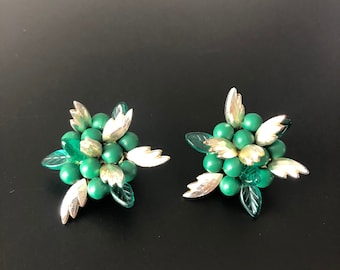 Wunderschöne Ohrclips Ohrringe Vintage 1950s grüne Lucite Perlen und Plastik Blätter verzierte - Hauch leichte 4 cm Ø Cluster Clip Ohrringe