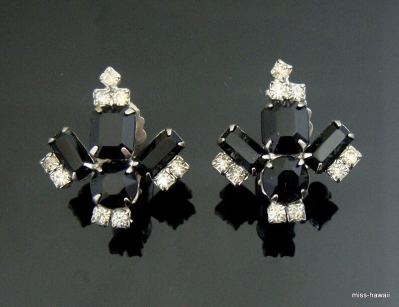 50 /'s French jet black Crystal Fleur de Lys design /& form Clip Earrings Earrings 3 x 2.5 cm-Black crystal clip earrings from the 50s
