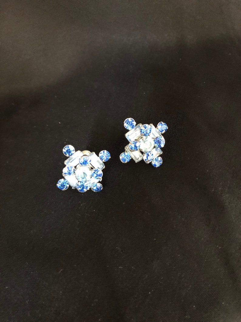 Jugendstil Schraubohrringe 1940s Fantastisch schöne Baguette Strass verzierte Royal blaue und hellblaue Ohrschrauben Ohrringe Bild 5