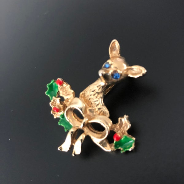 Beau cerf vintage des années 1960 avec baies et arc - plaqué or - hiver - broche Bambi avec des yeux strass bleu moyen