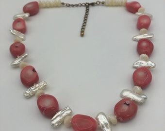 Echte Korallen Halskette mit seltenen, echten rosa Korallen, echten unebenen Perlen und echten Perlmutt Perlen Collier Kette Hand geknotet
