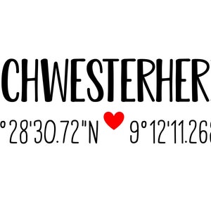 Pode incluir: Texto preto e branco que lê "SCHWESTERHERZ" com um coração vermelho e coordenadas 48°28'30.72"N 9°12'11.268"E.