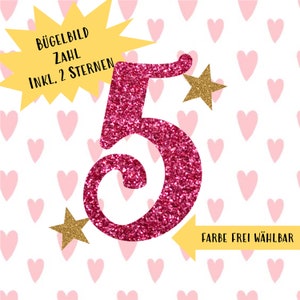 Op de afbeelding: Roze strijkbare nummer vijf met glitter, twee gouden sterren en de tekst "Bügelbild Zahl inkl. 2 Sternen" en "FARBE FREI WÄHLBAR" op een witte achtergrond met roze harten.