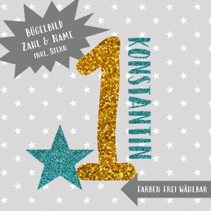 Op de afbeelding: Strijkfolie ontwerp met een gouden glitter cijfer één en de naam Konstantin in turquoise glitter. Het ontwerp bevat ook een turquoise glitter ster. De tekst "Bügelbild Zahl & Name inkl. Stern" staat in een grijze spraakballon. De achtergrond is grijs met witte sterren.