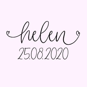 Könnte beinhalten: Eine handgeschriebene Namenskarte mit dem Namen "helen" und dem Datum "25.08.2020" in Kursivschrift.