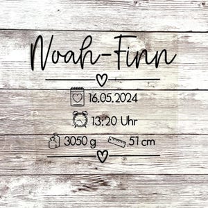 Könnte beinhalten: Ein weißes Holzschild mit schwarzem Text, das die Geburt von Noah-Finn ankündigt. Das Schild enthält das Datum 16.05.2024, die Uhrzeit 13:20 Uhr, das Gewicht 3050 g und die Länge 51 cm.