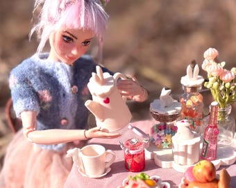 Stoviglie in miniatura dipinte a mano con coniglietti per diorama di casa delle bambole in scala 1:6. Barattoli e contenitori, vasetti, piatti e tazze per bambole.