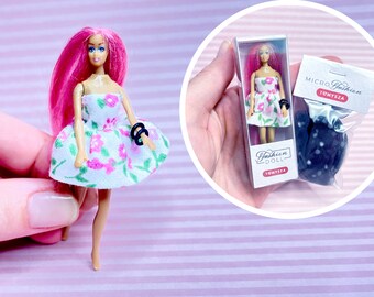 OOAK 7 cm Mini Doll, cheveux longs et doux roses, deux robes. Décoration de maison de poupée, jouet miniature avec vêtements, micro 2,7 pouces