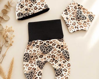 Babyset Leo Herzen  – Pumphose, Babymütze & Halstuch, Leopardenmuster, Geschenk zur Geburt Beige braun