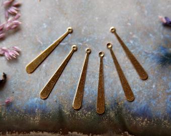 Pendentif en laiton 3 cm style vintage filigrane breloques celtiques épée Viking gouttes dorées 6 pièces