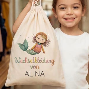 Gefüllter Turnbeutel für Kinder mit praktischem Kordelzug und Meerjungfrau Motiv für Wechselsachen.