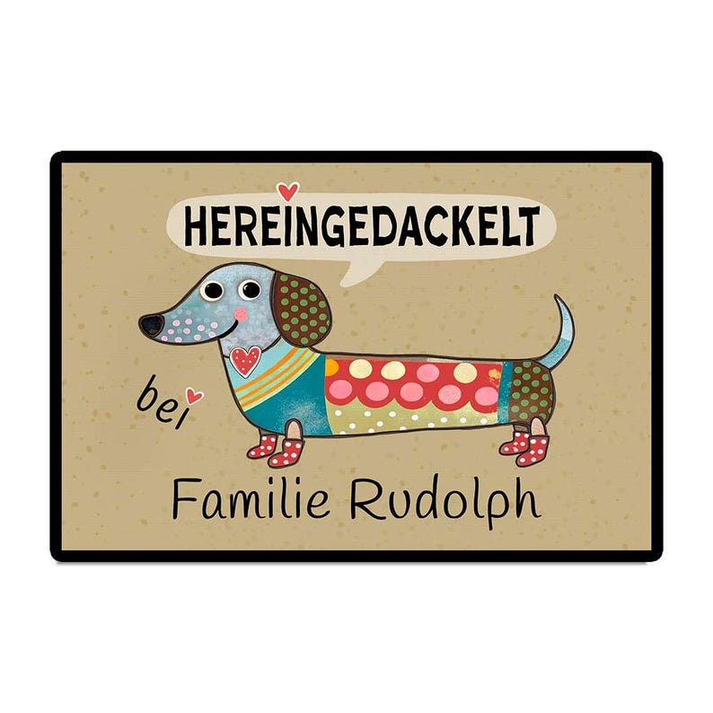 Nahaufnahme einer waschbaren Schmutzfangmatte für Hundebesitzer, personalisiert mit dem Namen 'Familie'.