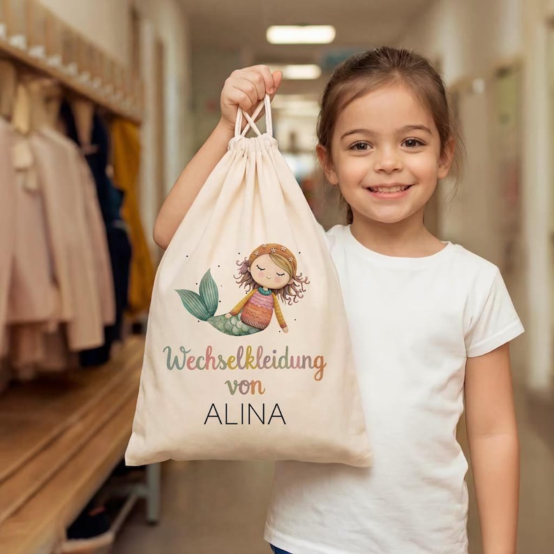 Gefüllter Turnbeutel für Kinder mit praktischem Kordelzug und Meerjungfrau Motiv für Wechselsachen.