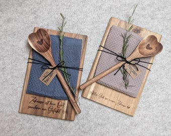 Einzugsgeschenk - Holzbrett graviert mit Tuch und Kochlöffel - Schneidbrett zum Einzug - neues Zuhause - Geschenkset - Hausbau Hauskauf