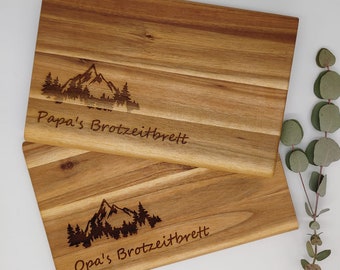 Brotzeitbrett / Geschenk Papa Opa / Vatertag / Geburtstag / Frühstücksbrett / Schneidebrett / Holzbrett *Berge* / personalisierbar mit Namen