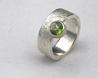 Silberring mit  echtem Peridot Ø 7 mm,