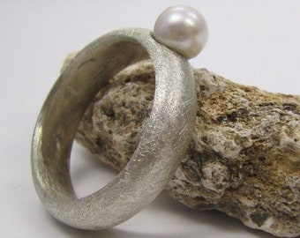 Silver ring with pearl 3 x 6 mm