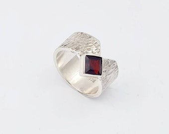 Silver ring with garnet 6 x 6 mm