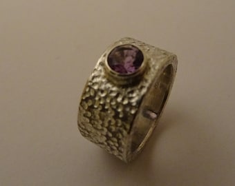 Wide, chased silver ring with amethyst, Ø 6 mm