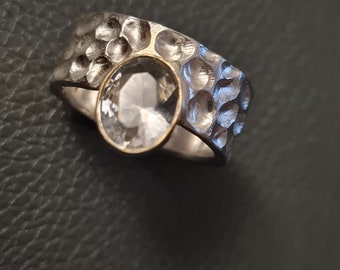 Ring with rock crystal 10 x 8 mm in 18kt. GG version