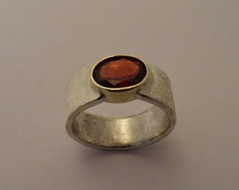 Silver ring with garnet 9 x 7 mm and 14kt setting