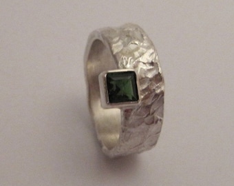 Silver ring hammered with tourmaline 5 x 5 mm