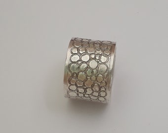 Built on stone, 18 mm wide and 3 mm thick!