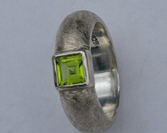 Silberring mit  echtem Peridot 6x6 mm,