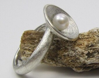 Silver ring with breeding pearl 2 x 6 mm