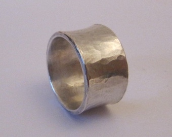 14 mm breiter Silberring, konkav gehämmert.