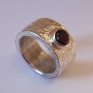 Wide silver ring engraved with Garnet Ø 6 mm
