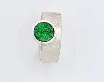 Ring with uvarovite, 8 mm