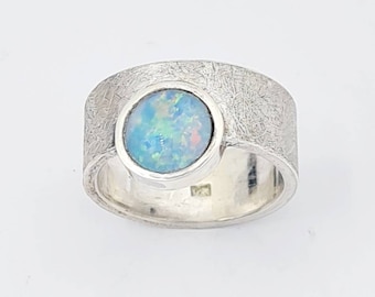 Ring with opal 8 mm