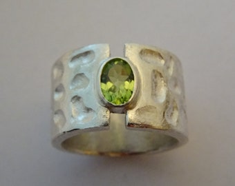 Breiter Silberring mit echtem Peridot 7x5mm