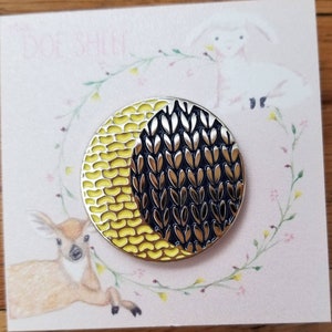 KNIT To The MOON ピン 月編みピン 月編みエナメルピン 編み物と裏編みピン 宇宙ピン 天体ピン 編み物愛好家へのギフト