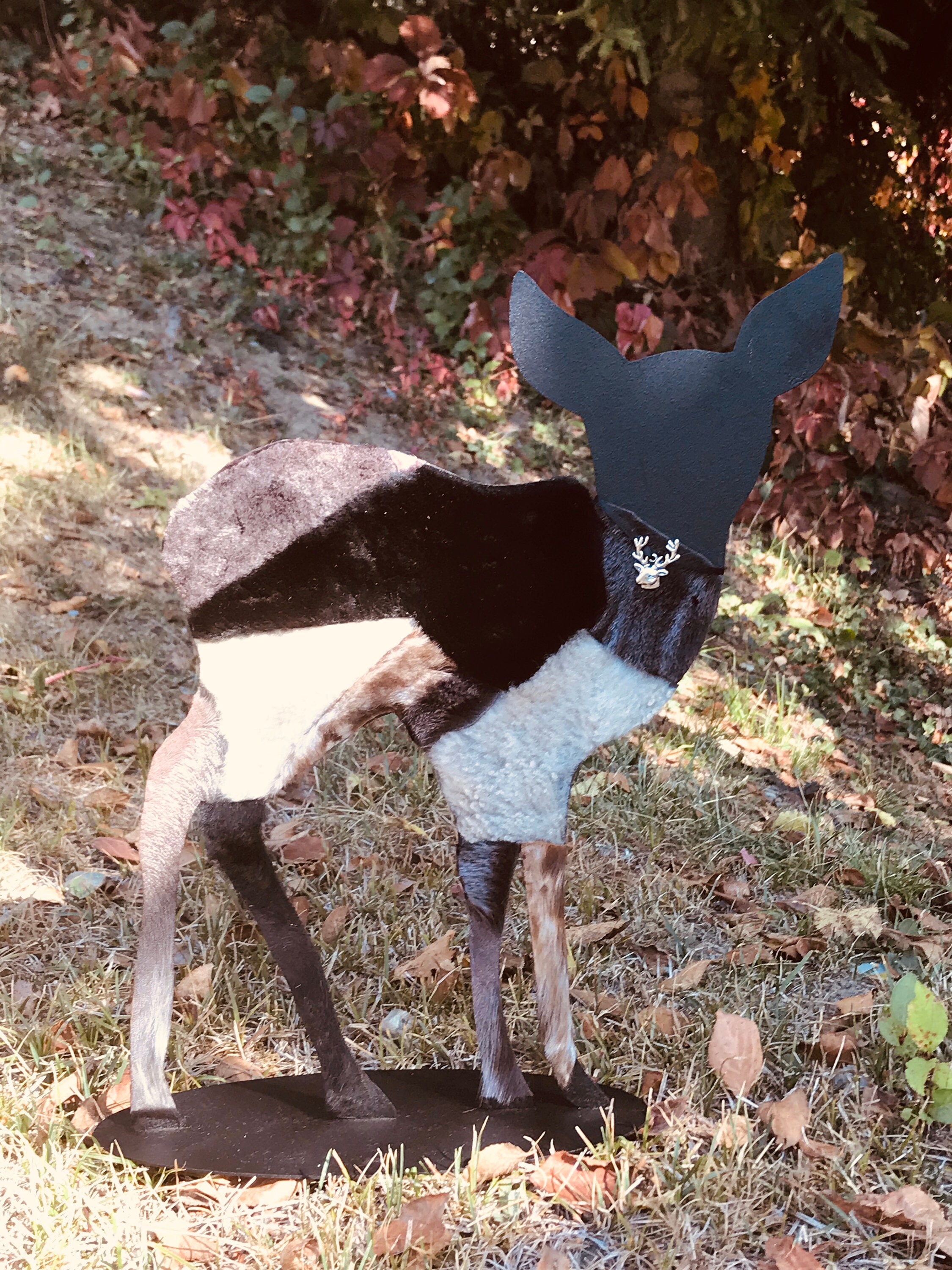 Petite Biche en Plaque Metal Couvert d'un Patchwork de Peau Mouton Naturelles.