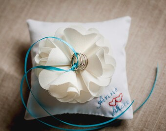 Ringkisse mit großen Jasmin- Blumen und Namen