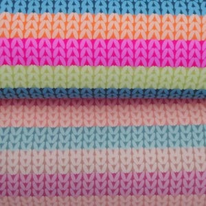 Könnte beinhalten: Nahaufnahme eines farbenfrohen Stoffes mit Strickmuster. Das Design zeigt horizontale Streifen in verschiedenen Farben, darunter Blau, Orange, Pink, Grün und Hellblau. Der Stoff hat ein strukturiertes Aussehen, das einem Strickpullover ähnelt.