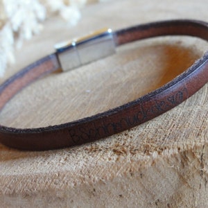 Narrow leather bracelet in different colors with engraving