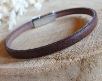 Narrow leather bracelet in different colors with engraving