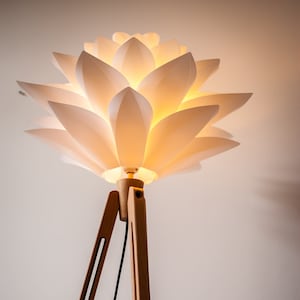 Tripod Floor Lamp Tripod Retro 60- 70s Design flower