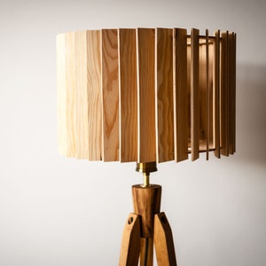 Statieflamp, retro design uit de jaren 60-70, houten vloerlamp met bladmotief