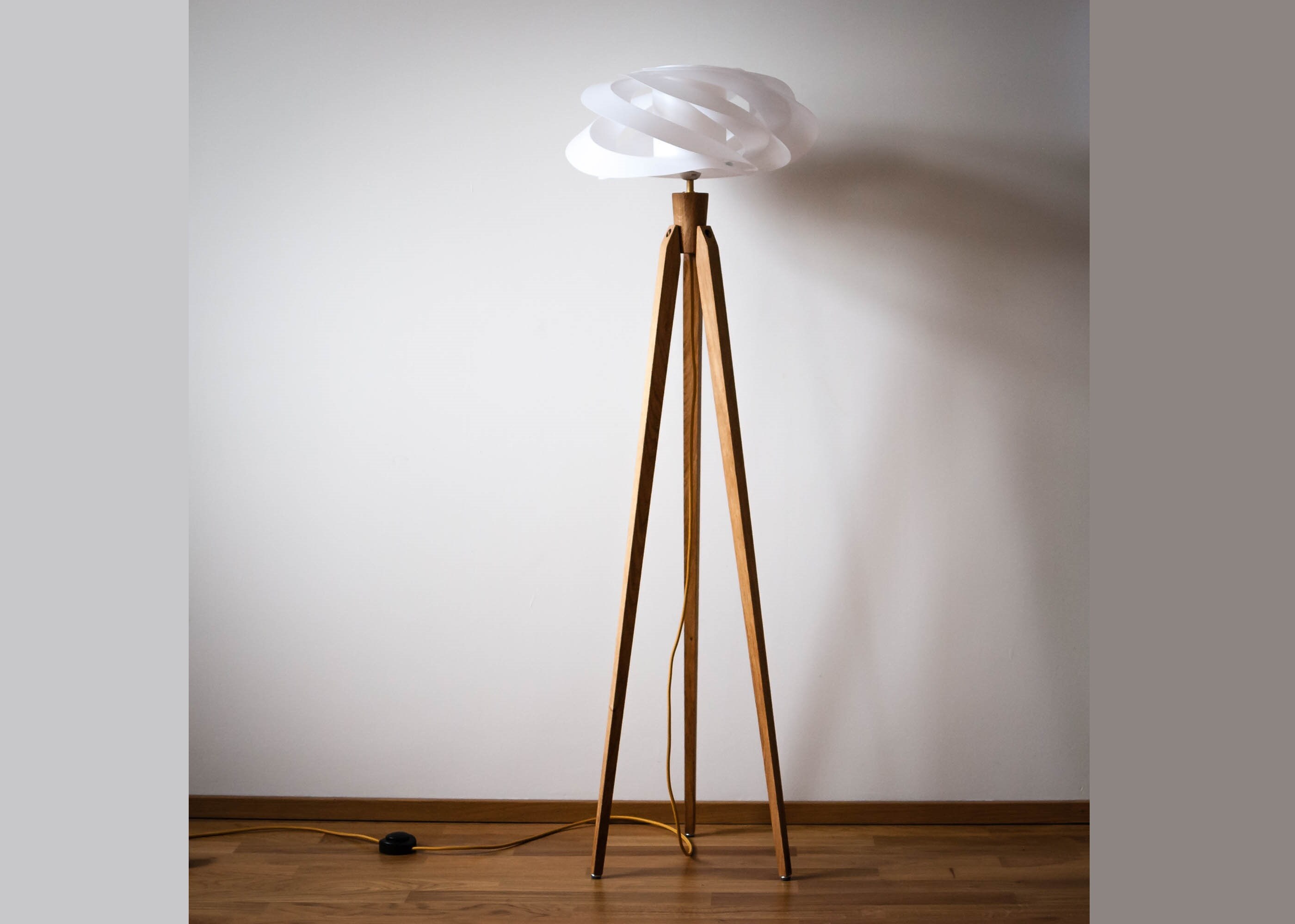 Grand Lampadaire Rétro En Bois - Pied Trépied Design - Abat-jour - Lampe De Luxe 896